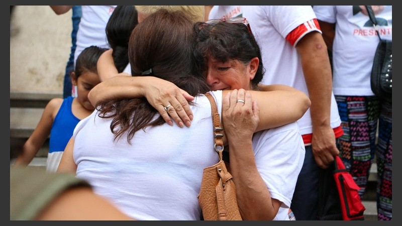 Abrazos y contención para la familia a un año de la muerte del joven. (Alan Monzón/Rosario3.com)