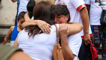 Abrazos y contención para la familia a un año de la muerte del joven. (Alan Monzón/Rosario3.com)