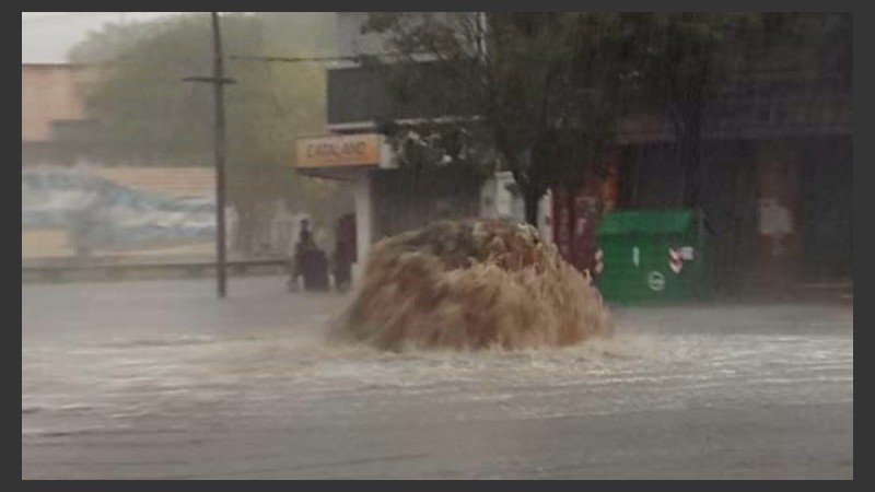 Una alcantarilla desbordada en Rondeau y Nansen.