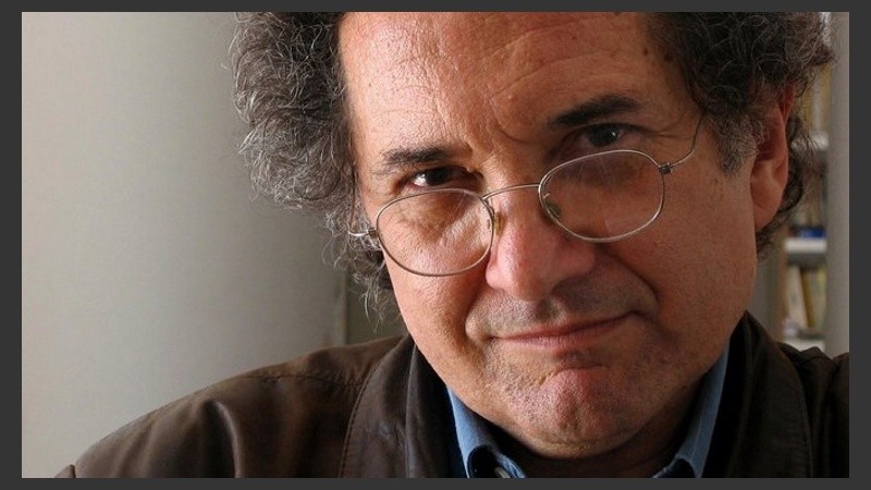 El escritor argentino lucha con una complicada enfermedad.