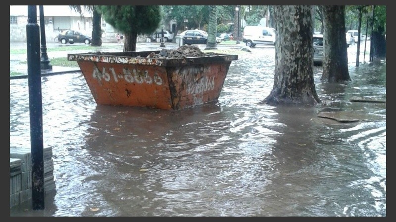 Las veredas llenas de agua tras la lluvia.