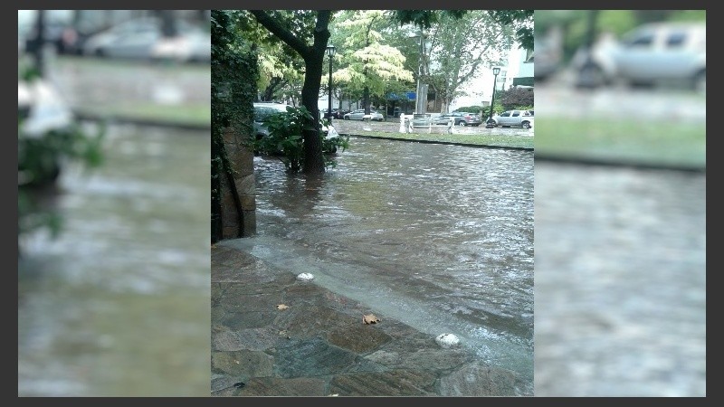 Bulevar Oroño, repleto de agua.