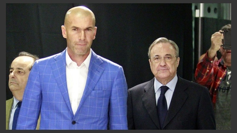 Zinedine Zidane junto al presidente del Real Madrid, Florentino Pérez, tras su nombramiento como entrenador.
