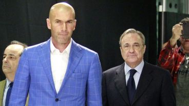 Zinedine Zidane junto al presidente del Real Madrid, Florentino Pérez, tras su nombramiento como entrenador.