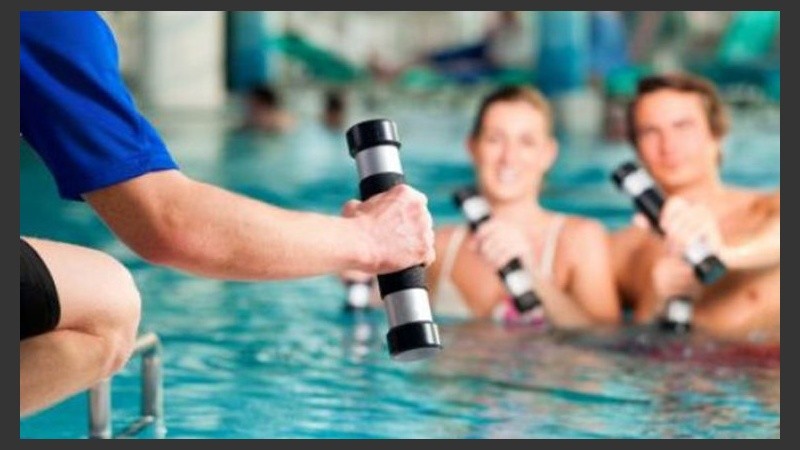 Al practicar gimnasia acuática, se pone en actividad intensa a todos los grupos musculares de nuestro cuerpo.