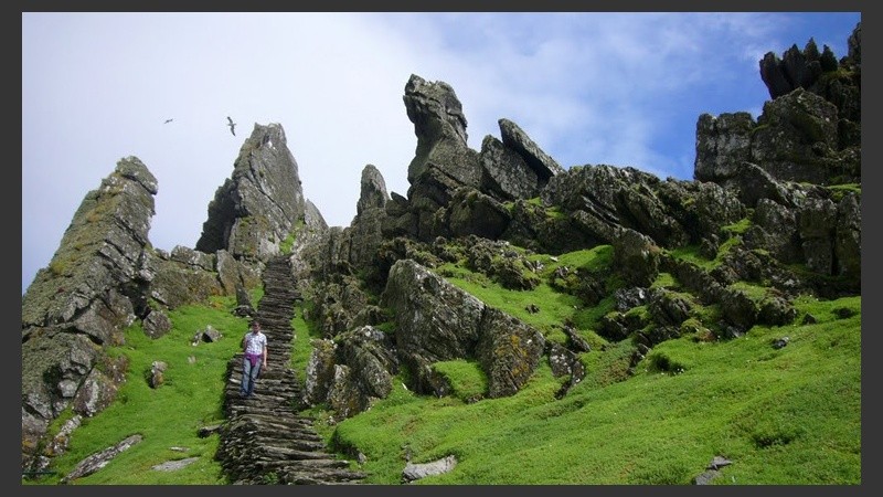 Este es uno de los tantos paisajes que se pueden apreciar durante un recorrido por el santuario de Luke Skywalker frente a las costas de Irlanda