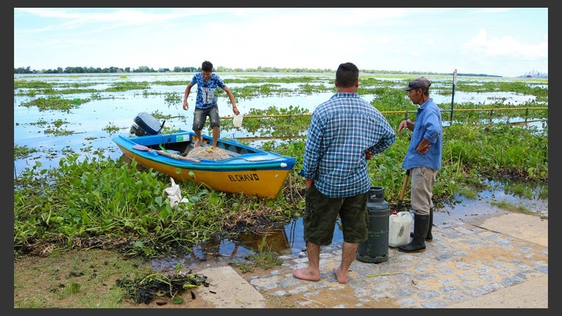 Los pescadores tienen sus inconvenientes para trabajar.  (Alan Monzón/Rosario3.com)