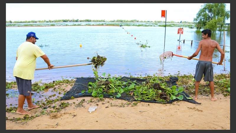La playa de La Florida paga se encuentra habilitada al público y hay trabajadores que limpian la arena a toda hora. (Alan Monzón/Rosario3.com)