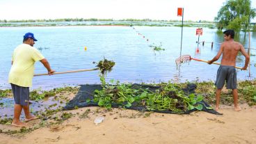 La playa de La Florida paga se encuentra habilitada al público y hay trabajadores que limpian la arena a toda hora. (Alan Monzón/Rosario3.com)