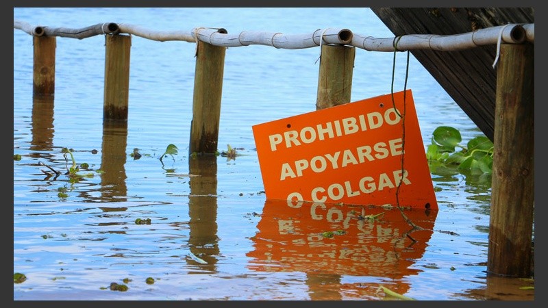Un cartel bajo el agua. La crecida ha pasado el nivel de alerta en Rosario. (Alan Monzón/Rosario3.com)