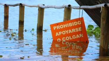 Un cartel bajo el agua. La crecida ha pasado el nivel de alerta en Rosario. (Alan Monzón/Rosario3.com)