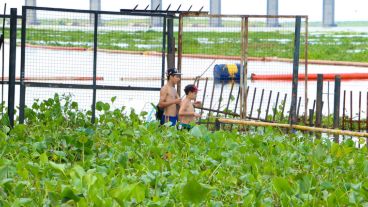Dos niños pescando en la zona. (Alan Monzón/Rosario3.com)