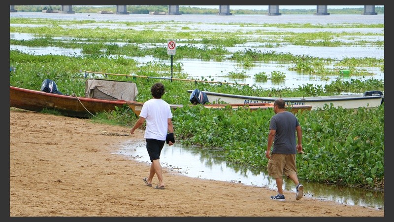 Curiosos paseando por una de las playas de la Rambla este martes. (Alan Monzón/Rosario3.com)