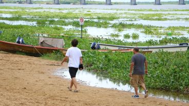 Curiosos paseando por una de las playas de la Rambla.  (Alan Monzón/Rosario3.com)