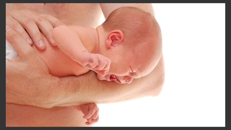 Un bebé con cólico tiende a estar sensible a cualquier tipo estimulación.