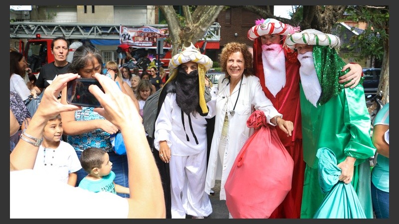 Los grandes también disfrutaron de la presencia de los Reyes Magos este miércoles. (Rosario3.com)