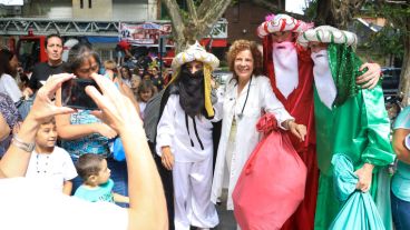 Los grandes también disfrutaron de la presencia de los Reyes Magos este miércoles. (Rosario3.com)