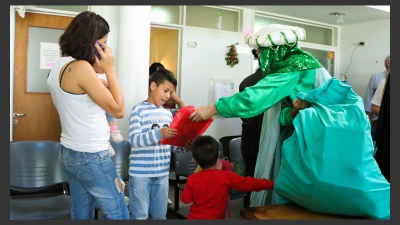 Los Reyes visitaron hospitales y sanatorios de niños. (Rosario3.com)