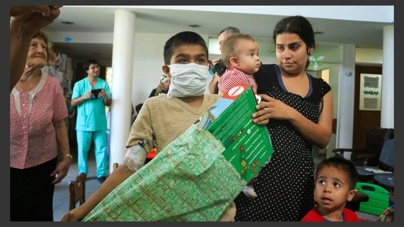 Un joven abriendo uno de los regalos en este día de Reyes. (Rosario3.com)