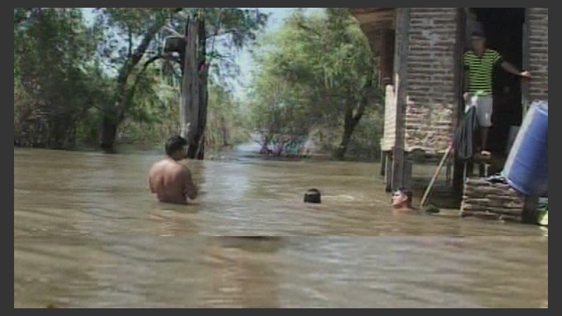 Crecido del río en las islas.