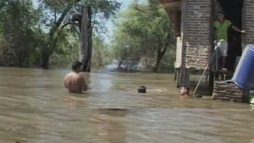 Crecido del río en las islas.