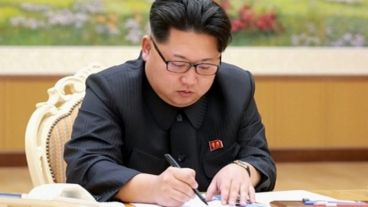 Foto de agencia North Korean Central exhibida por agencia Yonhap muestra al líder norcoreano Kim Jong mientras firma orden para la prueba nuclear.