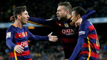 La Pulga recibe el abrazo de Jordi Alba y Neymar.