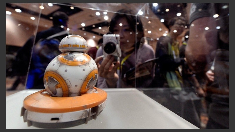 El robotito de Star Wars, que ya está en el mercado, fue centro de atención el primer día. (EFE)