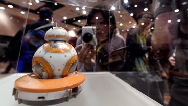 El robotito de Star Wars, que ya está en el mercado, fue centro de atención el primer día. (EFE)