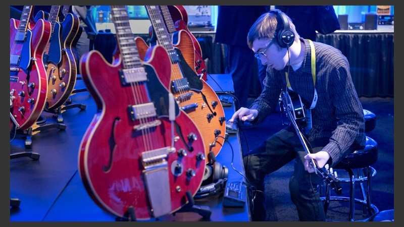 Un hombre prueba un amplificador para guitarras Gibson. (EFE)