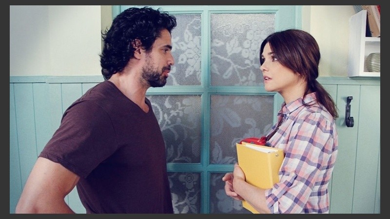 Luciano Castro y Araceli González pertenecen a dos mundos bien diferentes, entrelazados por amores cruzados, venganzas y traiciones al por mayor.