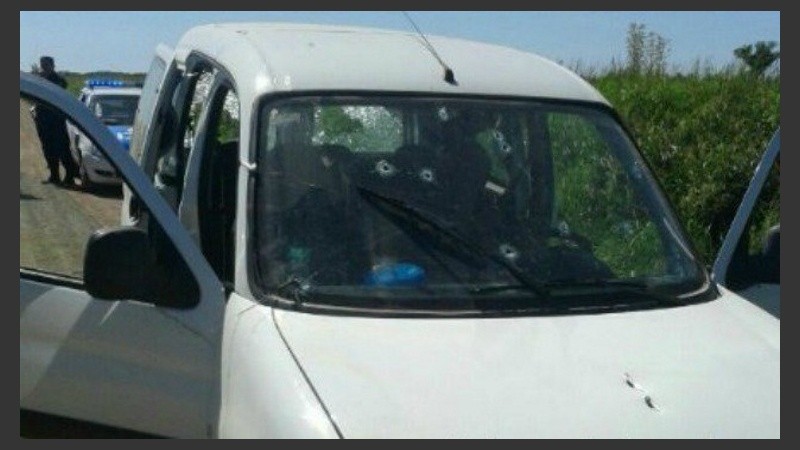 Uno de los vehículos que usaron y abandonaron los prófugos tras un tiroteo.