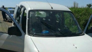 Uno de los vehículos que usaron y abandonaron los prófugos tras un tiroteo.