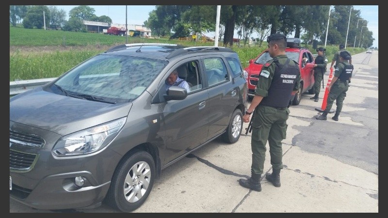 Los gendarmes en un control vehicular. 
