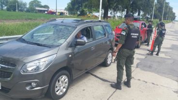 Los gendarmes en un control vehicular.