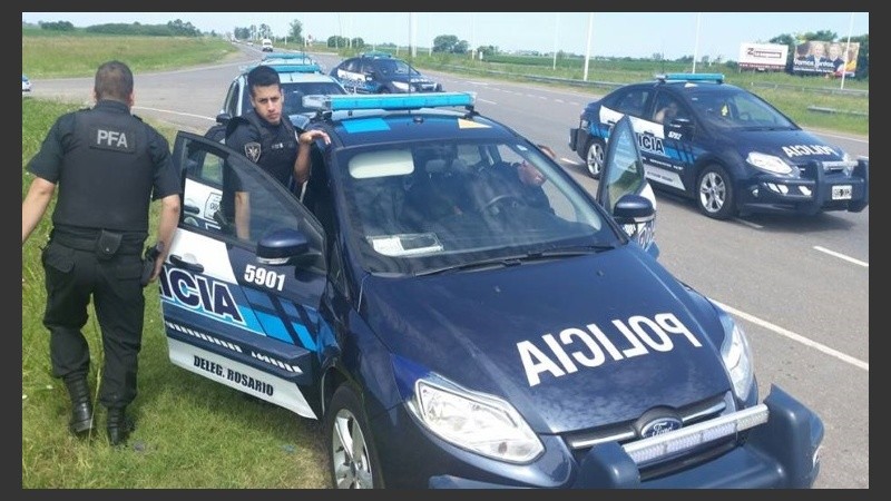 Caravana de Policía Federal sobre ruta 19.