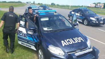 Caravana de Policía Federal sobre ruta 19.