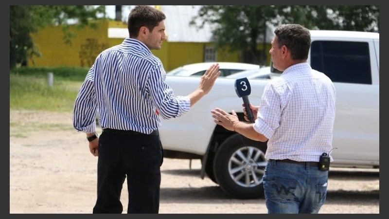 El ministro Pullaro, abordado por el periodista Daniel Amooso, de El Tres.
