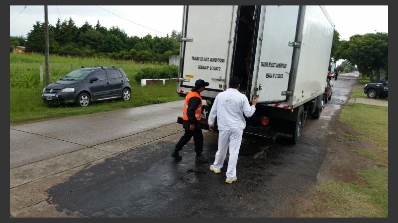 Los gendarmes controlan vehículo por vehículo.