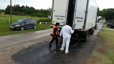 Los gendarmes controlan vehículo por vehículo.