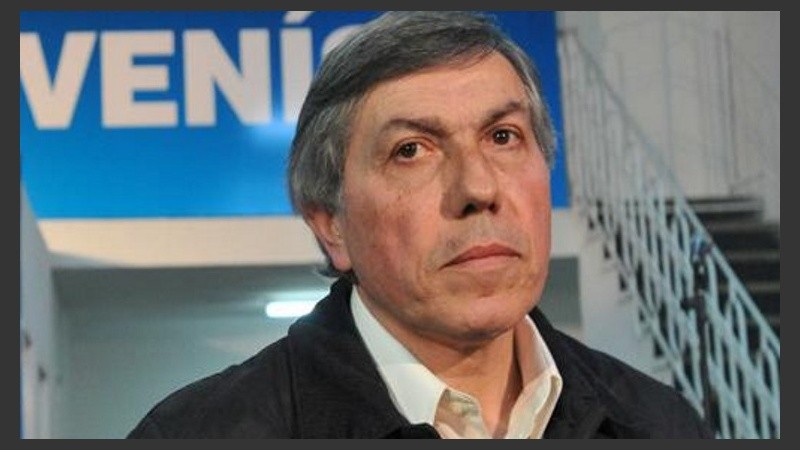 El ministro de Gobierno de Córdoba, Carlos Massei, anunciando medidas preventivas ante la posibilidad de que los fugados huyan a esa provincia.