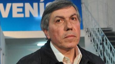 El ministro de Gobierno de Córdoba, Carlos Massei, anunciando medidas preventivas ante la posibilidad de que los fugados huyan a esa provincia.