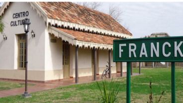 Franck tiene una ubicación geográfica estratégica. Descansa sobre la Ruta 6 y está a sólo 6 km de la Autovía 19, que une Santa Fe con Córdoba.