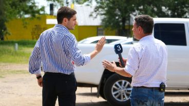 El periodista Daniel Amoroso intenta sacarle unas palabras al Ministro de Seguridad de Santa Fe Maximiliano Pullaro. (Alan Monzón/Rosario3.com)