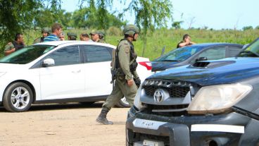 Uno de los uniformados visto en una estación de servicio en la localidad de Franck, lugar donde concentraron las fuerzas de seguridad. (Alan Monzón/Rosario3.com)