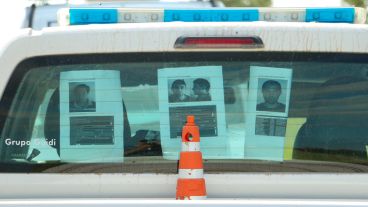 Fotografías de cada uno de los prófugos pegados en los patrulleros. (Alan Monzón/Rosario3.com)