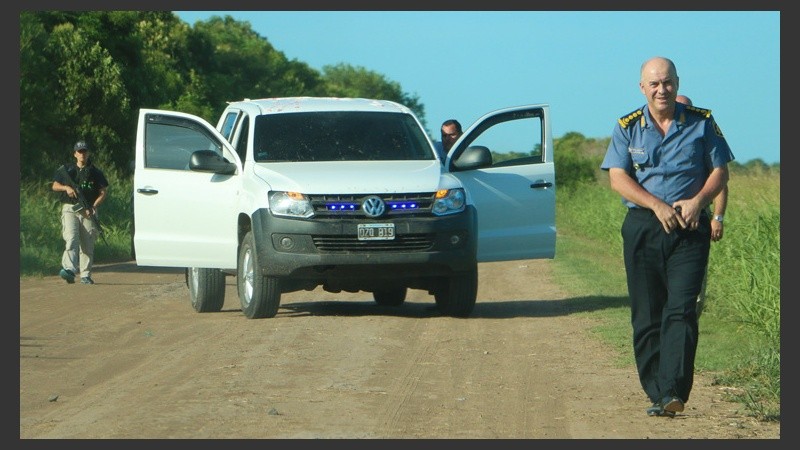 El encuentro entre el móvil de Rosario3 y una comitiva de funcionarios que alertó al Jefe de la Policía de Santa Fe Rafael Grau. (Alan Monzón/Rosario3.com)