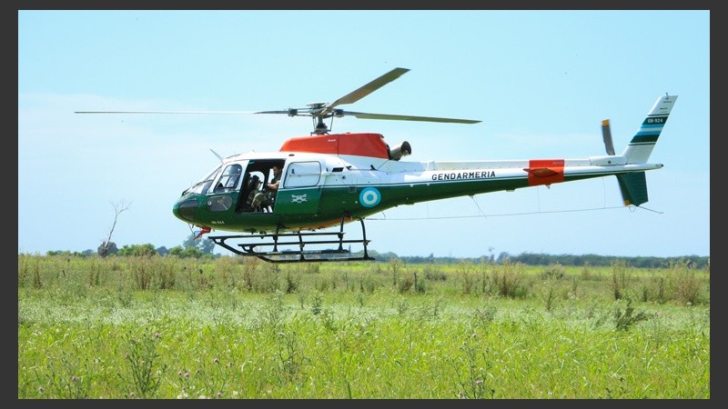 Un helicóptero de Gendarmería toma vuelo para continuar la búsqueda. (Alan Monzón/Rosario3.com)