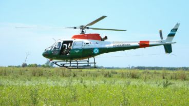 Un helicóptero de Gendarmería toma vuelo para continuar la búsqueda. (Alan Monzón/Rosario3.com)