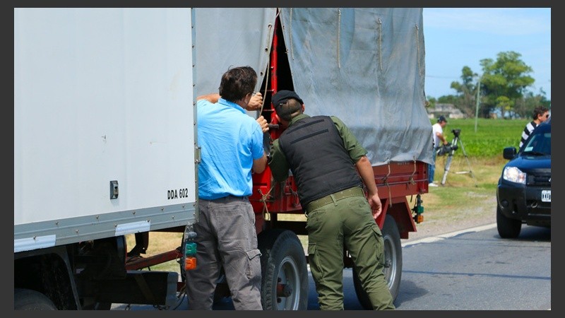 Parar y revisar, esa era la orden este viernes para los gendarmes en la ruta 19. (Alan Monzón/Rosario3.com)
